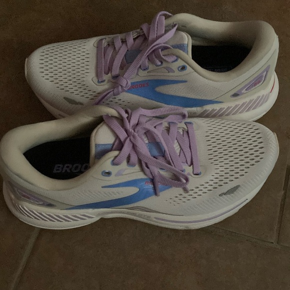 BROOKS UNUSED RUNNING SHOES - Picture 1 of 1